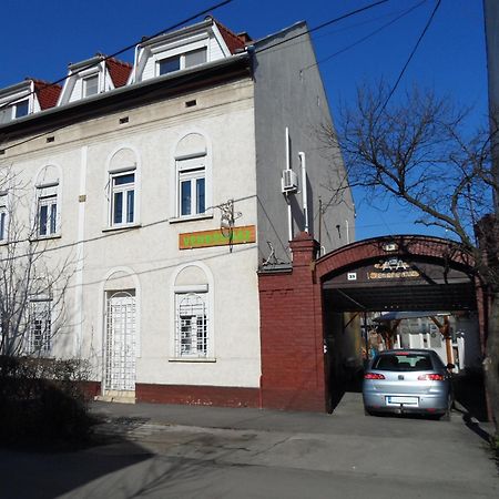 Garden Szivarvany Utcai Vendeghaz Сегед Екстериор снимка