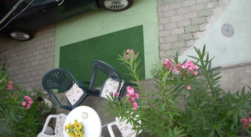 Garden Szivarvany Utcai Vendeghaz Сегед Стая снимка