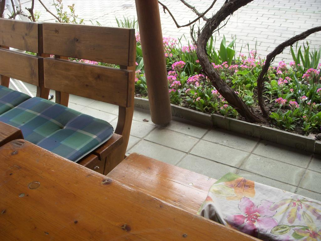 Garden Szivarvany Utcai Vendeghaz Сегед Стая снимка