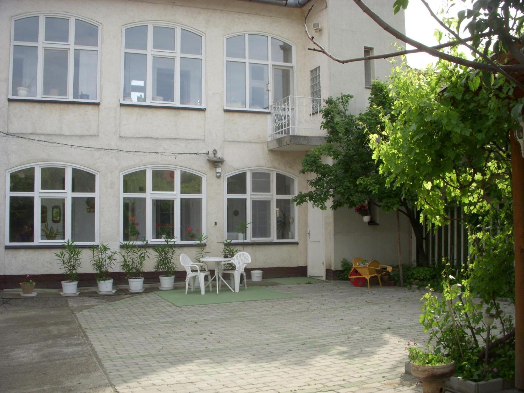 Garden Szivarvany Utcai Vendeghaz Сегед Екстериор снимка