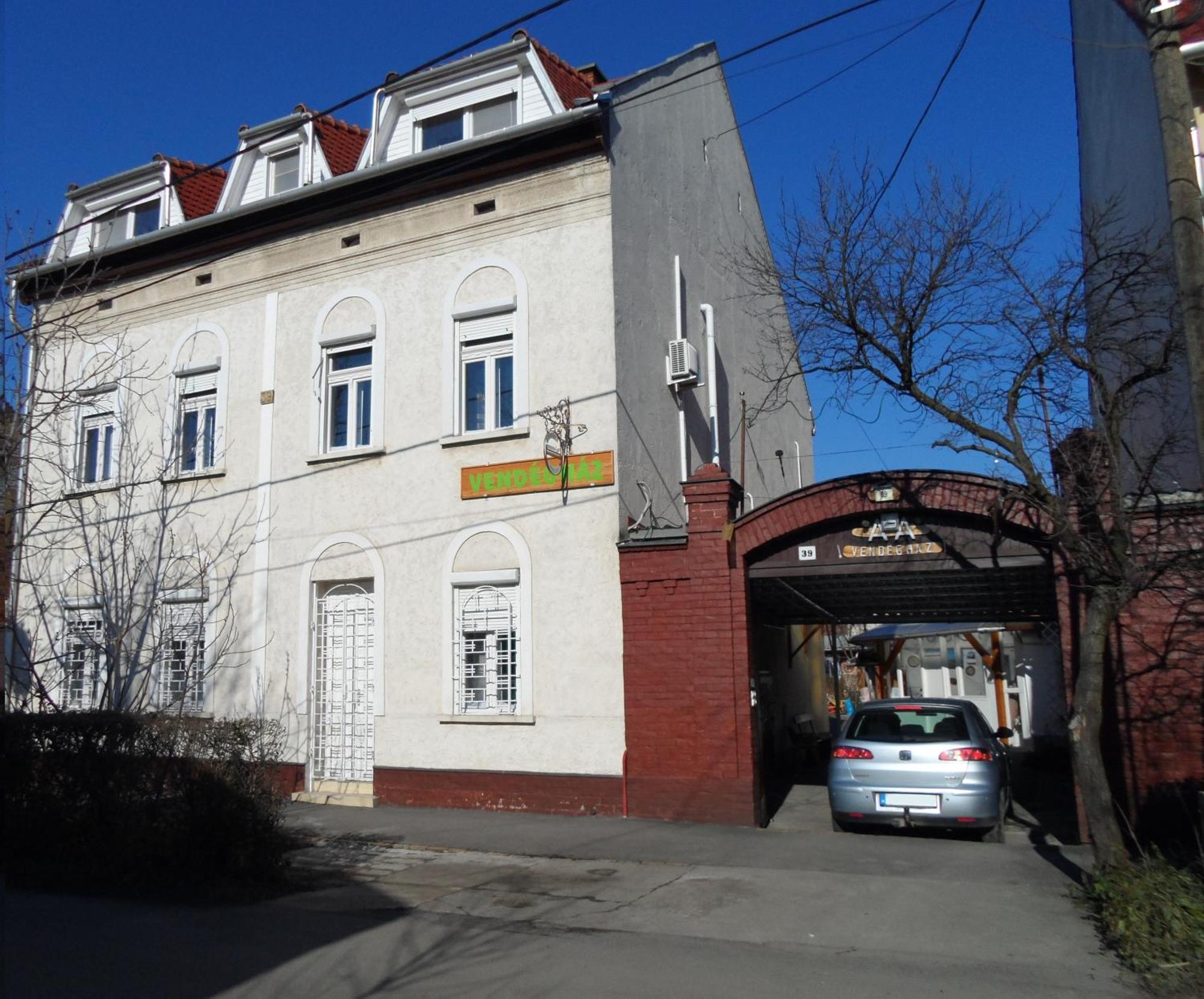 Garden Szivarvany Utcai Vendeghaz Сегед Екстериор снимка